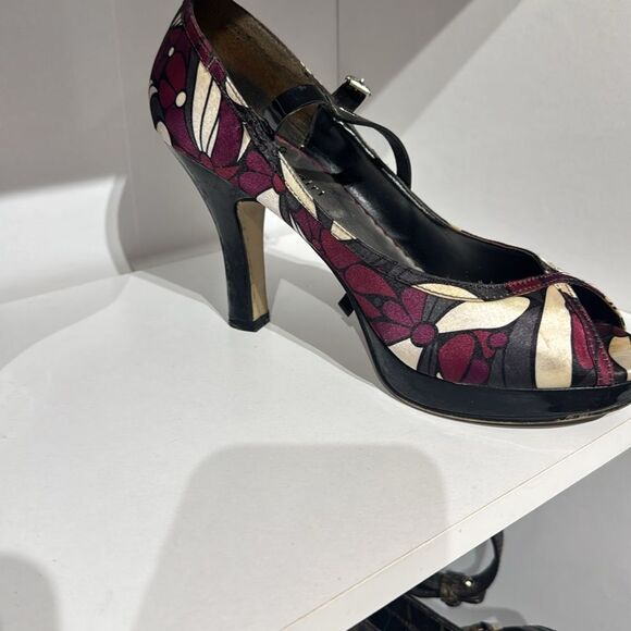 Elegant Black and Burgundy Heels - Picture 2 of 2